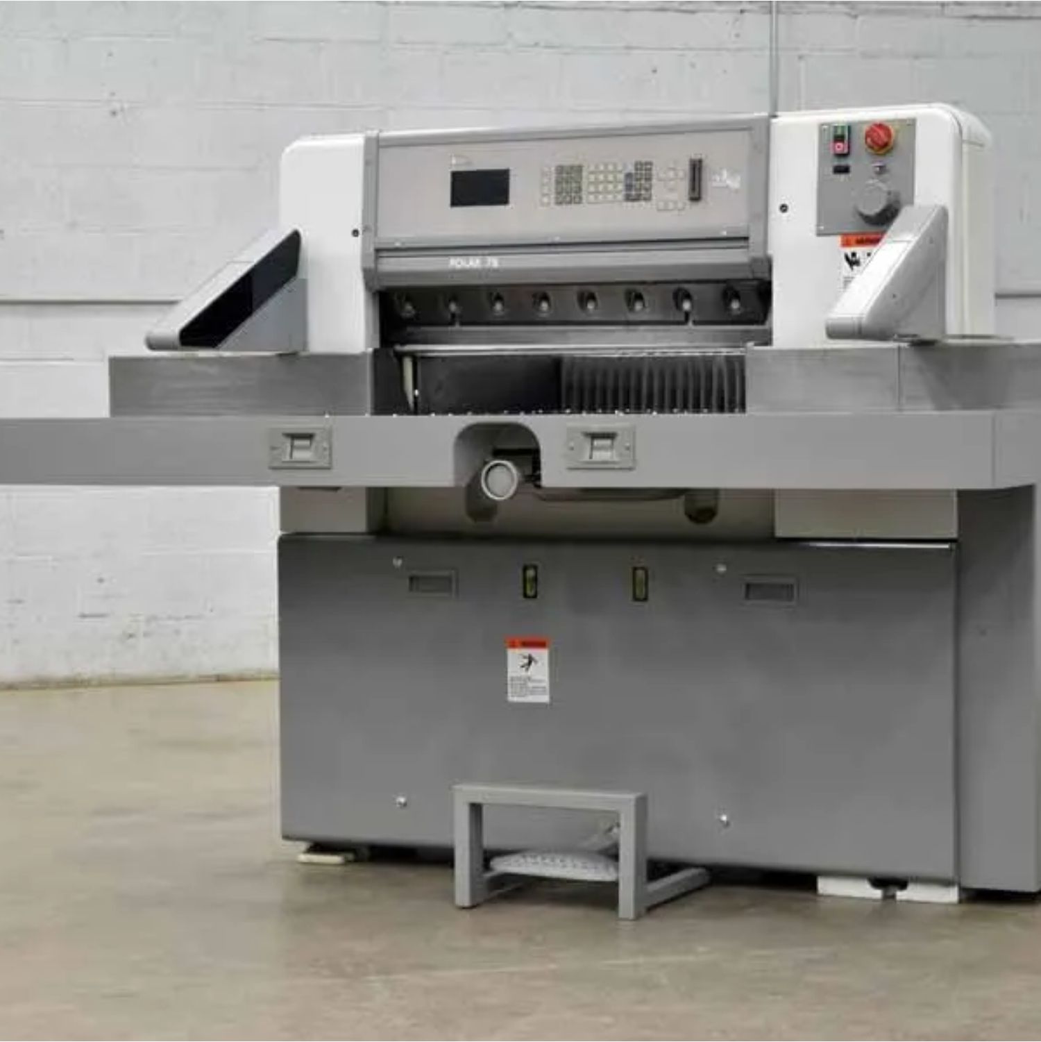 78 ES  PAPER CUTTING MACHINE WITH JOGGER V